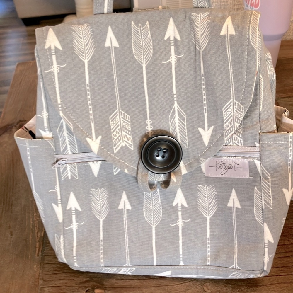 Lightweight Grey Arrow Patterned Backpack - image 2